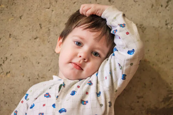 Portret Van Schattige Kleine Jongen Tegen Achtergrond Van Betonnen Muur — Stockfoto