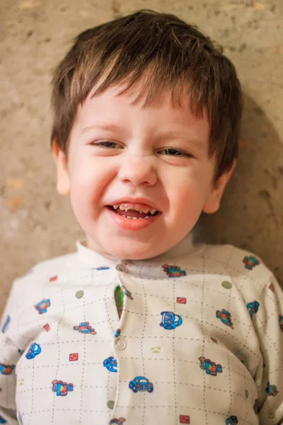 Портрет Милого Маленького Хлопчика Фоні Бетонної Стіни — стокове фото