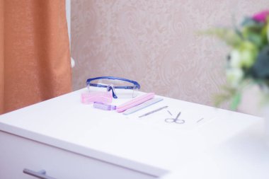 Beyaz arka planda izole manikür için öğeler. Konular profesyonel manikür için usta. Fırçalar makası masanın üzerinde tırnak dosyaları