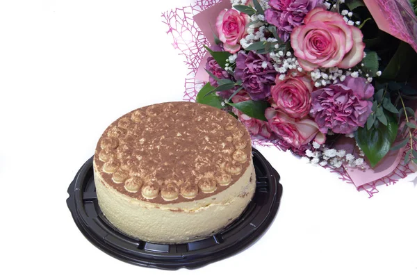 Délicieux Gâteau Tiramisu Bouquet Fleurs Roses Isolé Sur Fond Blanc — Photo