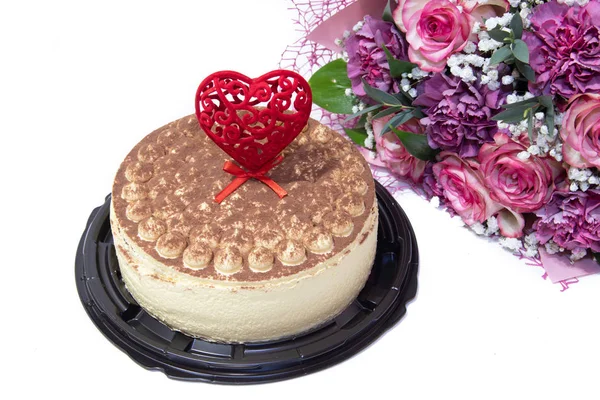 Pyszne Ciasto Tiramisu Ozdobione Czerwonym Sercem Bukiet Różowych Kwiatów Białym — Zdjęcie stockowe