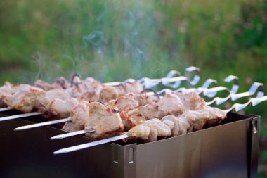 ızgarada pişirilen şişler üzerinde marine et yakın