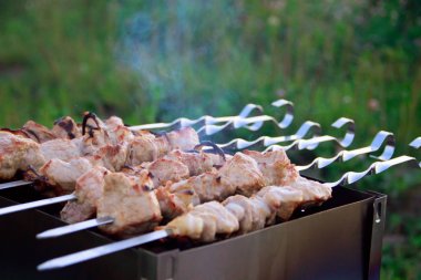 ızgarada pişirilen şişler üzerinde marine et yakın