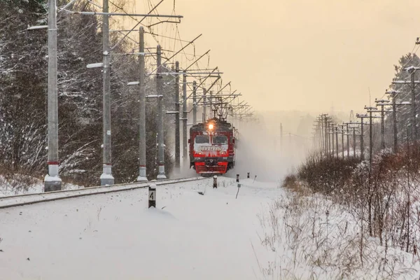 Red Russian Train Rails Winter Forest Rússia Região Leningrado Distrito — Fotografia de Stock