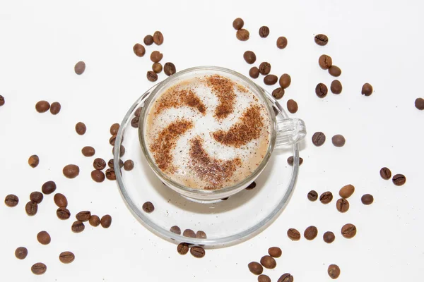 白い背景に分離シナモンのパターンを持つカプチーノコーヒー — ストック写真