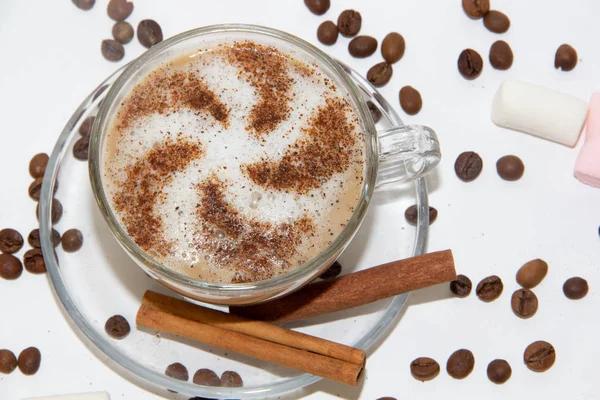 Cappuccino Met Patroon Van Kaneel Geïsoleerd Witte Achtergrond — Stockfoto