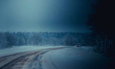 Kış yolunun manzarası. Yol boyunca karlı ağaçlar. Kış yolculuğu 