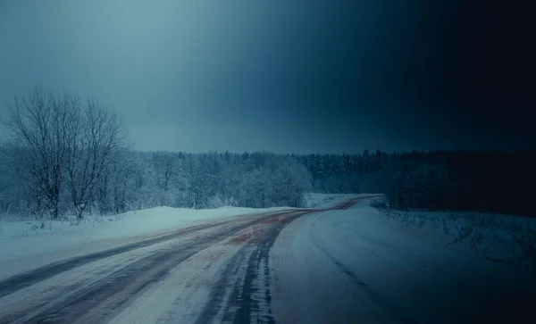 冬の道の眺め 道路沿いの雪の木々 冬の旅 — ストック写真