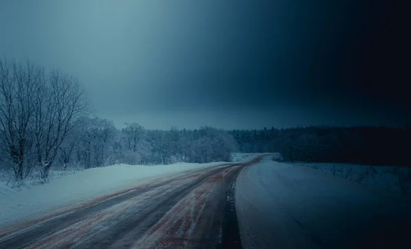 冬の道の眺め 道路沿いの雪の木々 冬の旅 — ストック写真