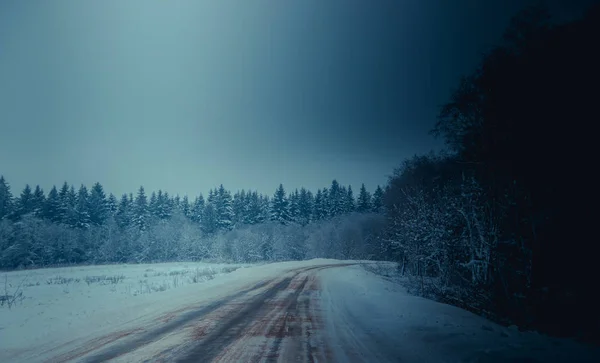 Pohled Zimní Silnici Zasněžené Stromy Podél Silnice Zimní Cesta — Stock fotografie