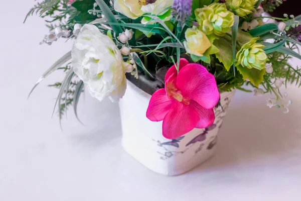 Kytice Umělých Květů Hrnci Stole Výzdoba Interiéru Pohodlí Doma Květiny — Stock fotografie