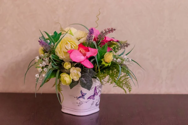 Kytice Umělých Květů Hrnci Stole Výzdoba Interiéru Pohodlí Doma Květiny — Stock fotografie