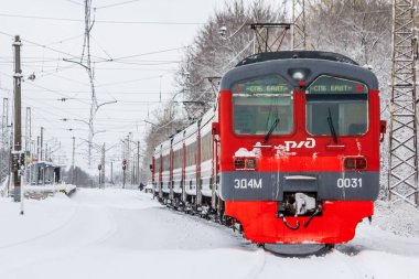 Kış ormanı boyunca raylı kırmızı Rus treni, Rusya, Leningrad bölgesi, Gatchina bölgesi, 26 Aralık 2018