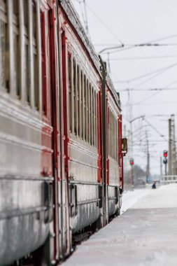 Kış ormanı boyunca raylı kırmızı Rus treni, Rusya, Leningrad bölgesi, Gatchina bölgesi, 26 Aralık 2018