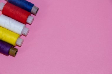 pembe arka plan üzerinde renkli iplikler kümesi