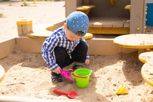 Petit Garçon Jouant Avec Des Jouets Sable Dans Bac Sable — Photo