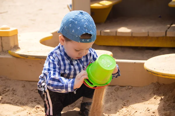 Kleiner Junge Spielt Mit Spielzeug Und Sand Sandkasten — Stockfoto