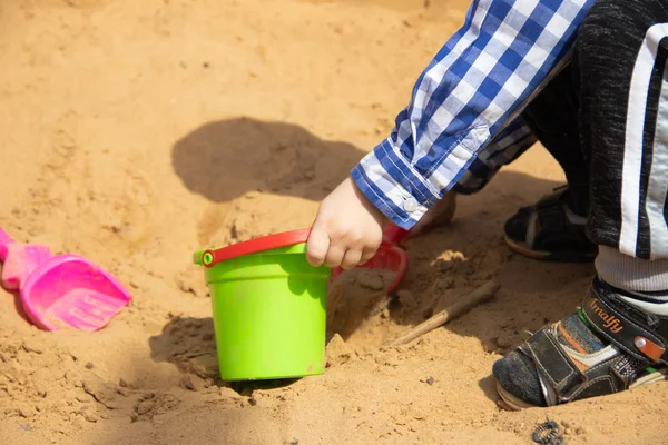Ragazzino Che Gioca Con Giocattoli Sabbia Nella Sabbiera — Foto Stock