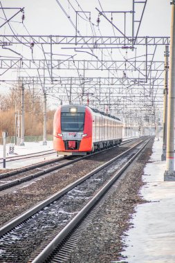 Rus treni Swallow. Yolcu treni. Rusya Metallostroy 8 Mart 2019