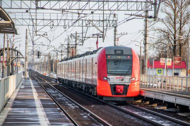 Rus treni Swallow. Yolcu treni. Rusya Metallostroy 8 Mart 2019