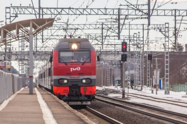 Kırmızı Rus yolcu treni. Rusya Metallostroy 8 Mart 2019