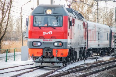 Kırmızı Rus yolcu treni. Rusya Metallostroy 8 Mart 2019