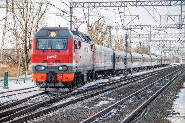 Kırmızı Rus yolcu treni. Rusya Metallostroy 8 Mart 2019