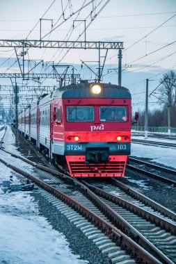 Rus yolcu treni. Toplu taşıma. Rusya Metallostroy - 8 Mart 2019