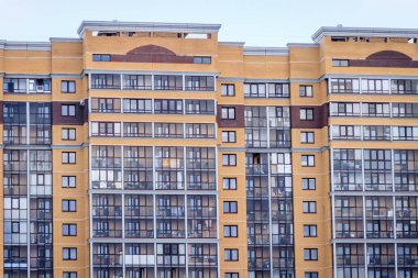 Yüksek çok katlı konutların pencereleri