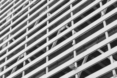 çok katlı bir konutun arkaplan penceresi