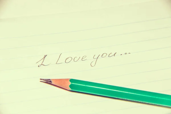 紙に鉛筆で書かれているテキスト私はあなたを愛しています — ストック写真