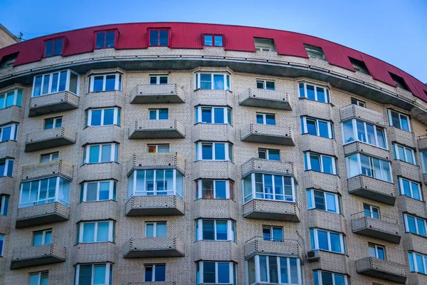 Okna Wysokiego Wielopiętrowego Budynku Mieszkalnego — Zdjęcie stockowe