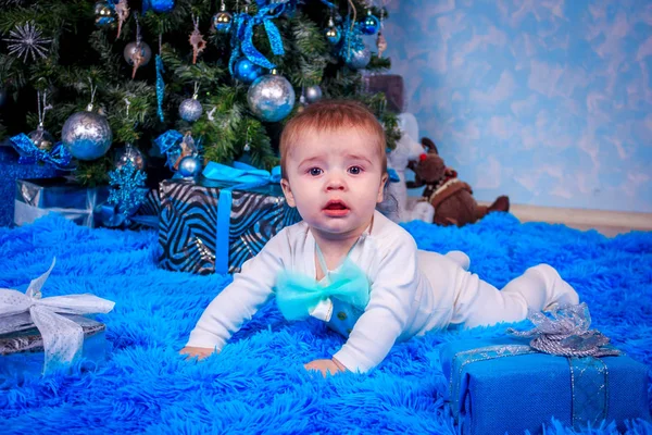 Niño Pequeño Está Sentado Regalos Bajo Árbol Regalos Año Nuevo —  Fotos de Stock