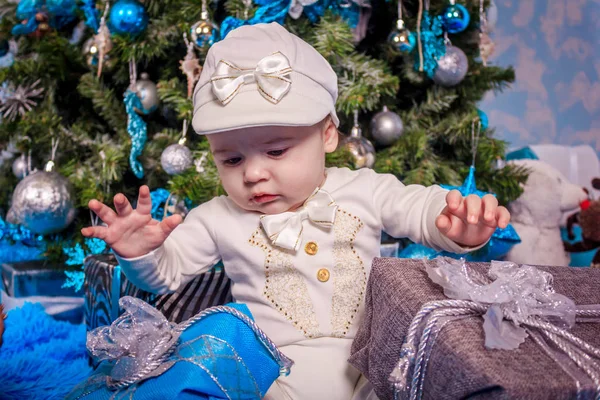 Niño Pequeño Está Sentado Regalos Bajo Árbol Regalos Año Nuevo —  Fotos de Stock