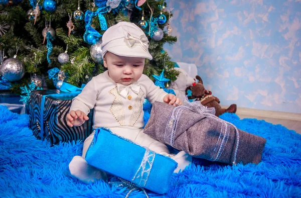 Niño Pequeño Está Sentado Regalos Bajo Árbol Regalos Año Nuevo —  Fotos de Stock