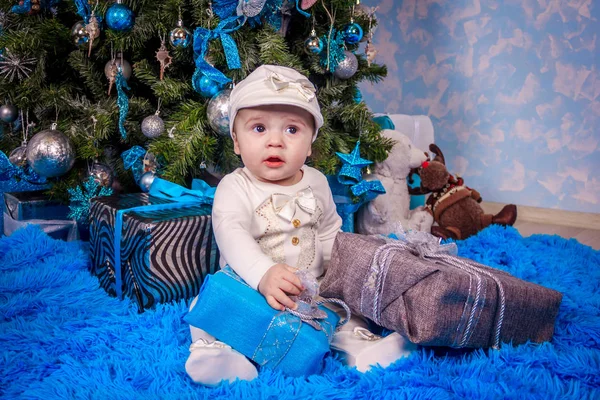 Niño Pequeño Está Sentado Regalos Bajo Árbol Regalos Año Nuevo —  Fotos de Stock