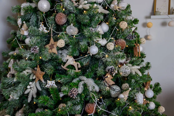 Μπάλες Στο Χριστουγεννιάτικο Δέντρο Χειμερινές Διακοπές — Φωτογραφία Αρχείου