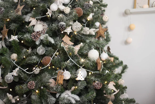 Μπάλες Στο Χριστουγεννιάτικο Δέντρο Χειμερινές Διακοπές — Φωτογραφία Αρχείου