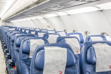Kabin. Koltuklar ve porthole uçakta. Havayolu Rusya. . Pulkovo'da resmi tespit. Rusya St. Petersburg 28 Kasım 2018
