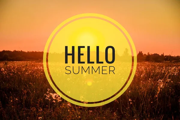 Hello Summer Banner Med Solnedgång Över Fält — Stockfoto
