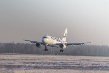 Finnair uçağı havaalanında. Pulkovo'da toplu taşıma.28 Kasım 2018 - Rusya St. Petersburg