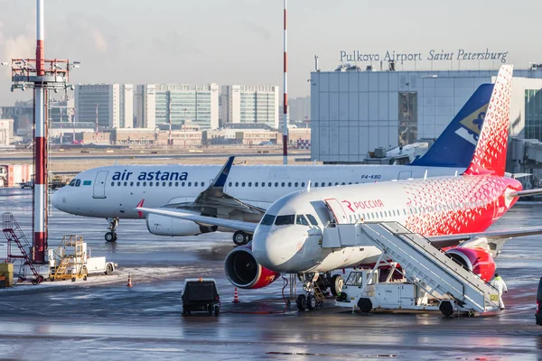 Rus uçağı Pulkovo havaalanında. 28 Kasım 2018 - Rusya St. Petersburg