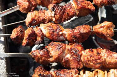 şişler üzerinde domuz şiş kebap, marine et