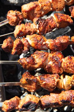 şişler üzerinde domuz şiş kebap, marine et