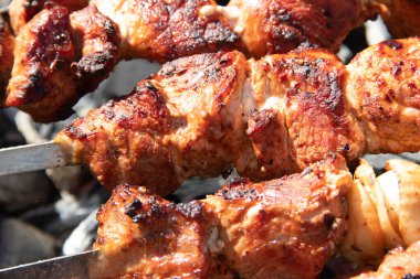 şişler üzerinde domuz şiş kebap, marine et