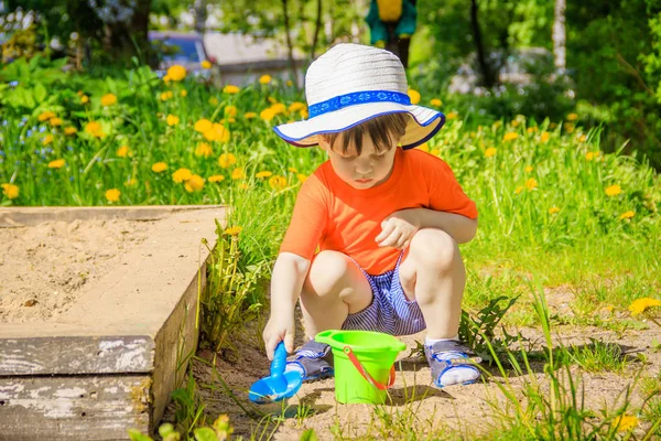 带着水桶和铲子的小男孩在沙里玩 夏季自然 — 图库照片