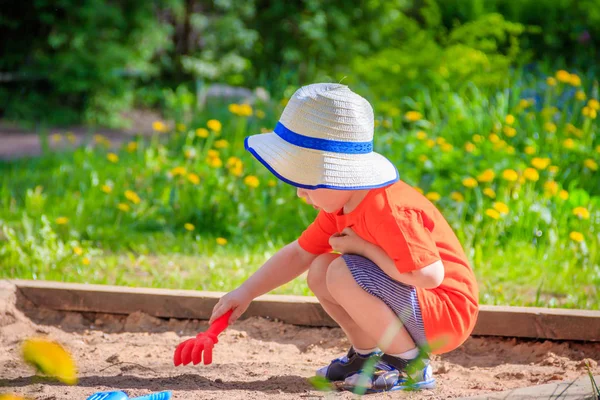 Kleiner Junge Mit Eimer Und Schaufel Der Sand Spielt Sommerliche — Stockfoto