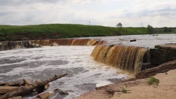 Sablinsky Watervallen Kleine Waterval Het Bruine Water Van Waterval Watervallen — Stockvideo