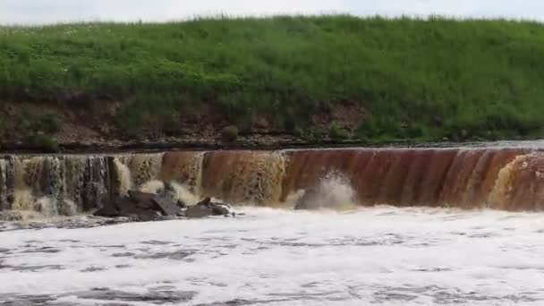萨布林斯基瀑布小瀑布瀑布的棕色水 俄罗斯的瀑布 河上的门槛 水流强劲 水的喷射 快速电流 — 图库视频影像