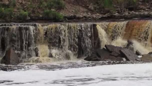 Sablinsky Şelaleleri Küçük Şelale Şelalenin Kahverengi Suyu Rusya Şelaleleri Nehirdeki — Stok video
